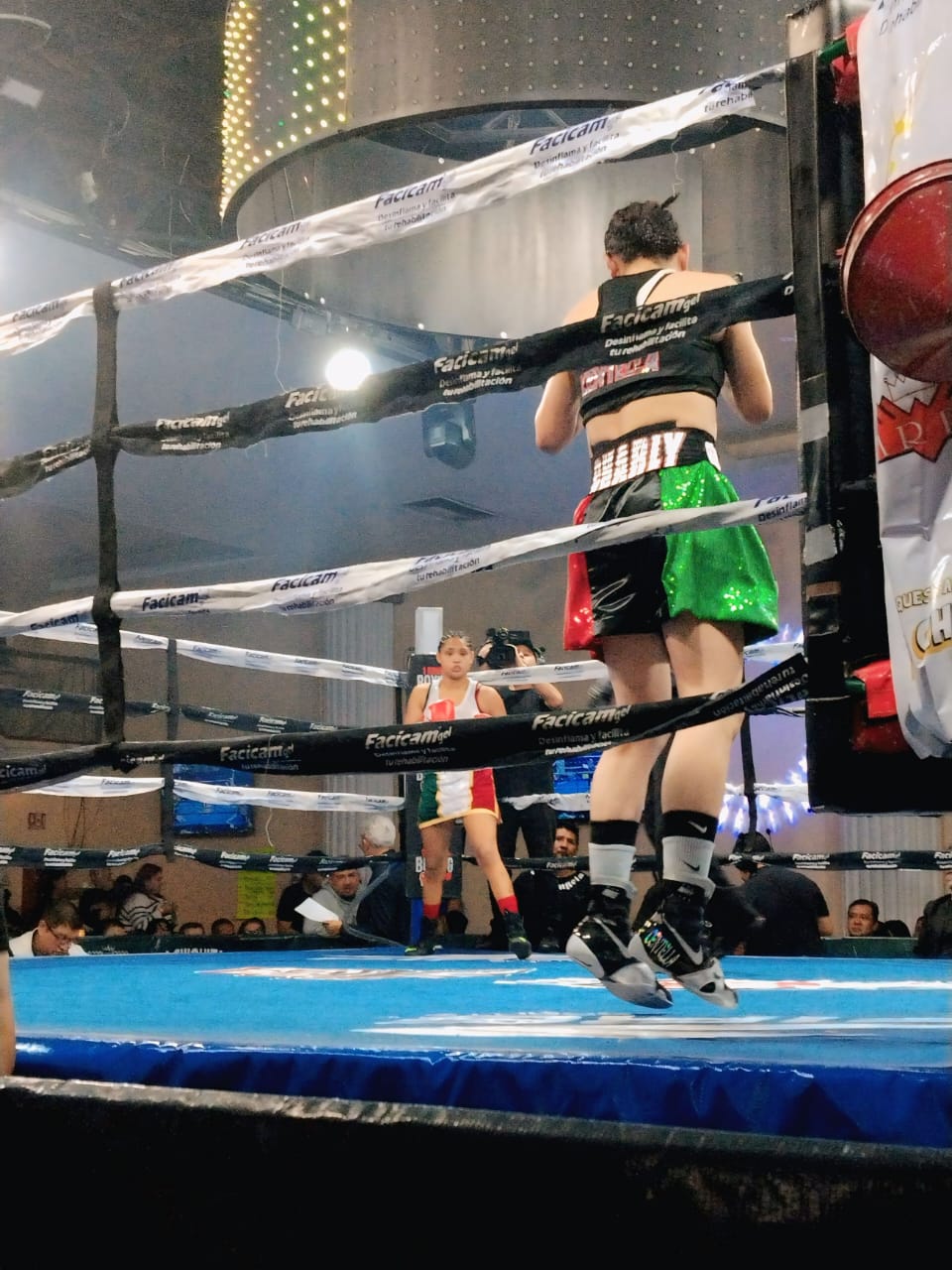 Boxeadoras durante un combate en ring